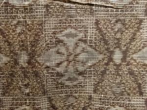 アンティーク　斜め格子に抽象模様織り出し本場村山泥大島紬着物